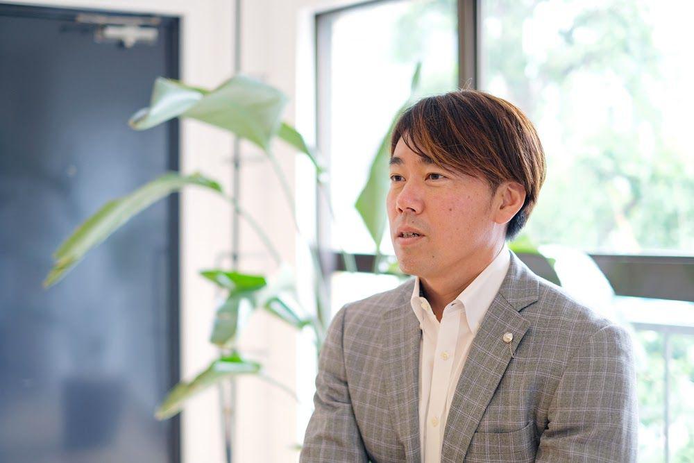 話している小山トレーナー