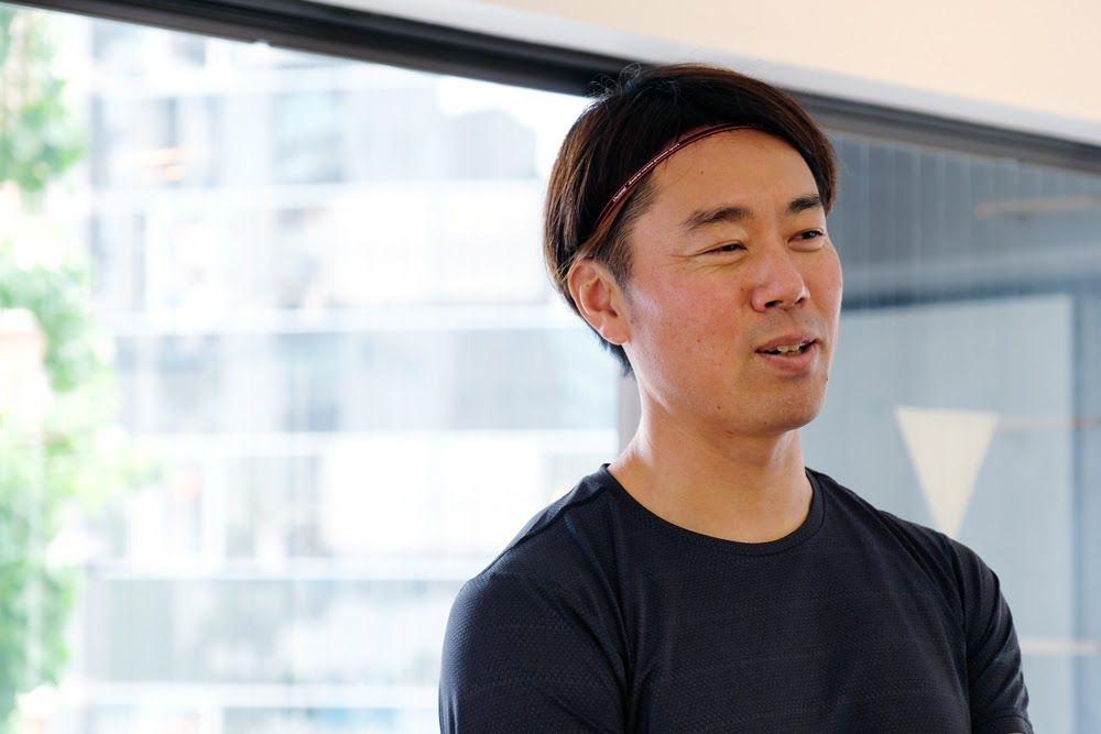 話している小山トレーナー