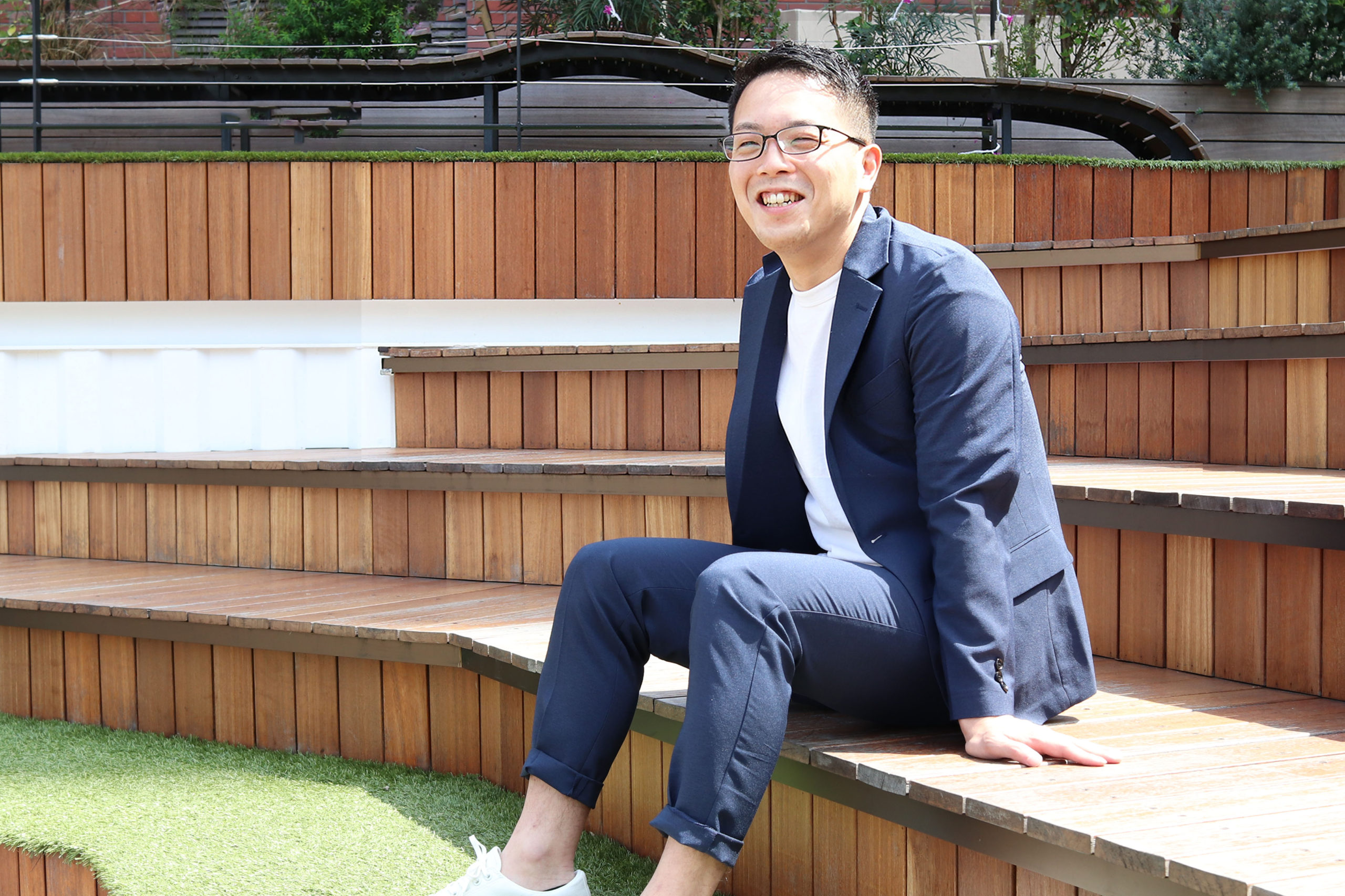 座って笑顔を向ける松原さん