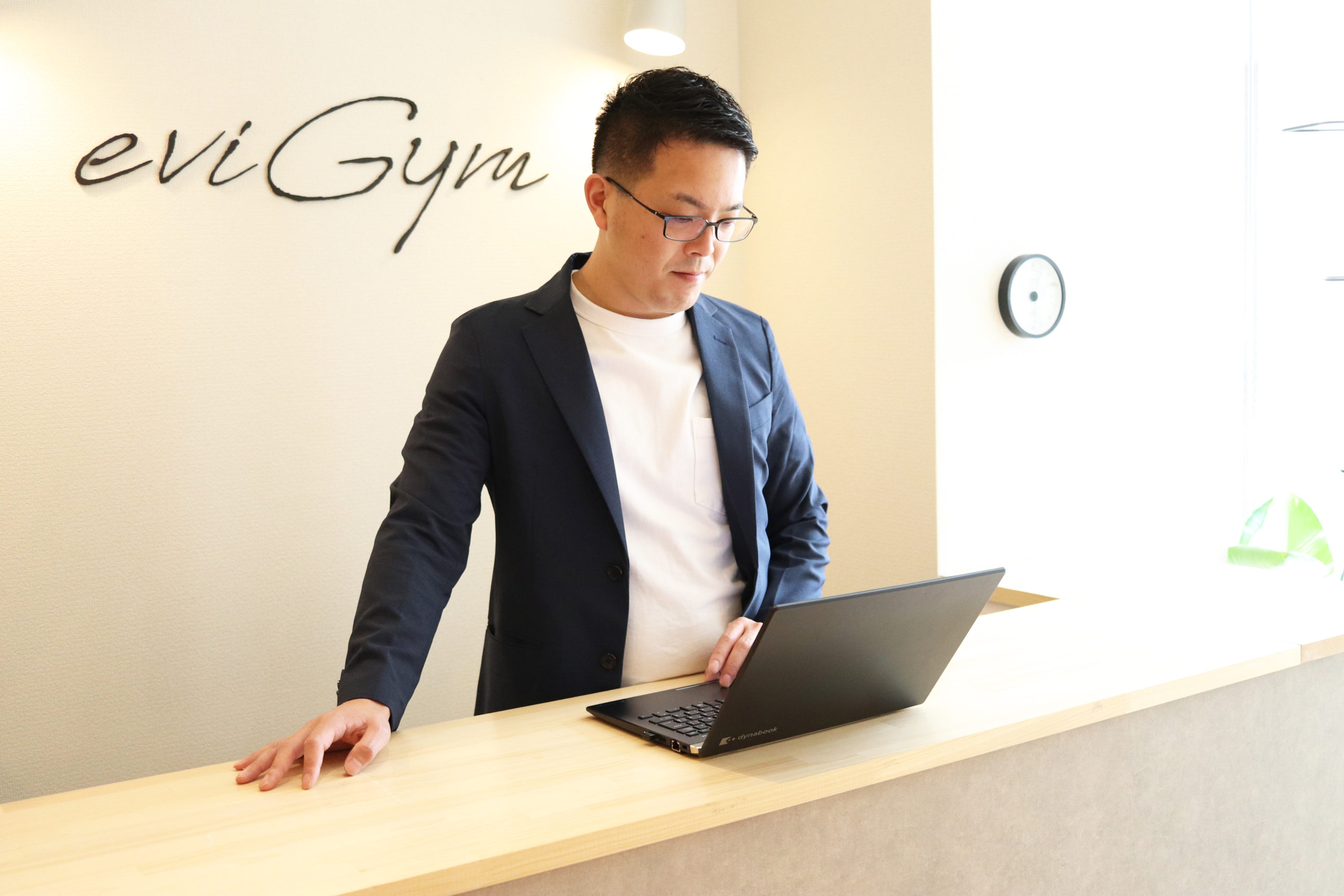 パソコンを見ている松原さん