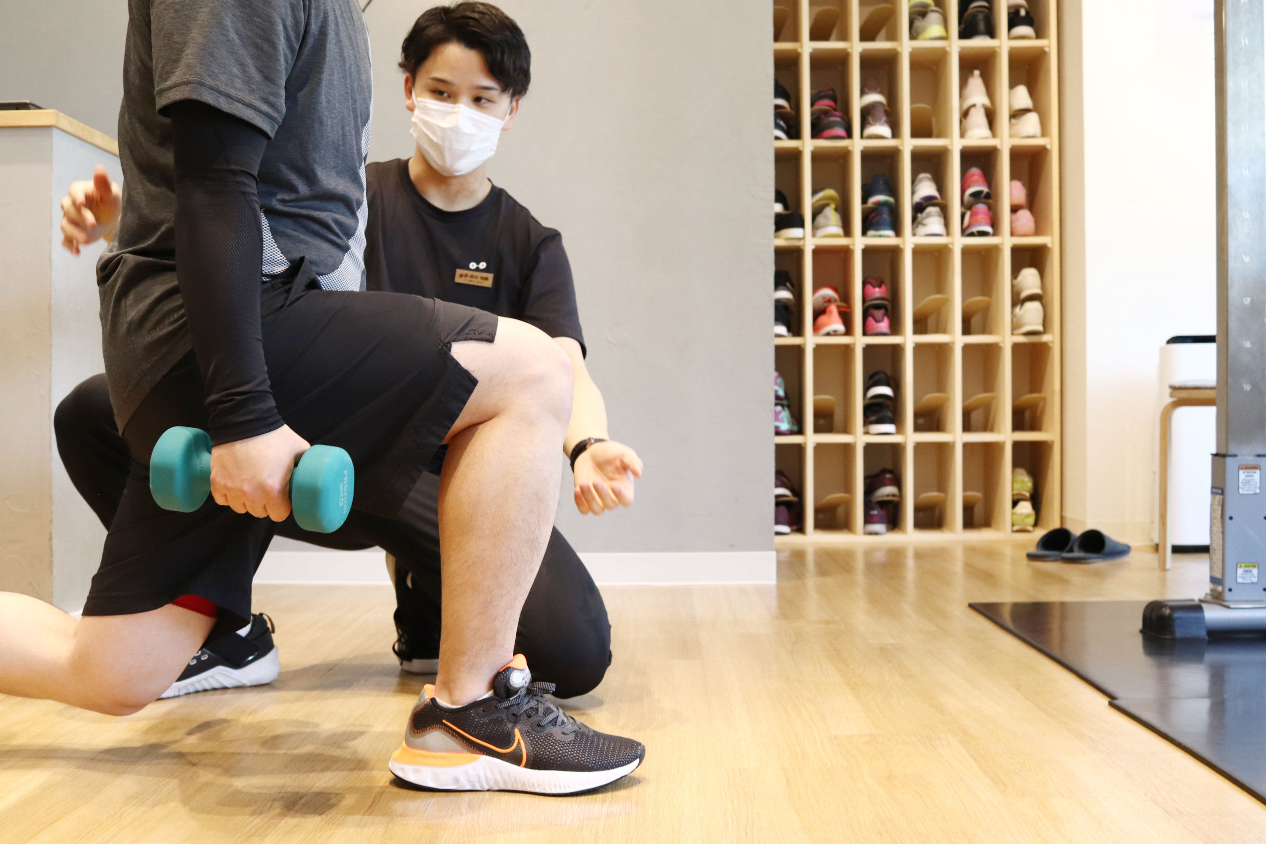 片足を前に出してトレーニングする様子