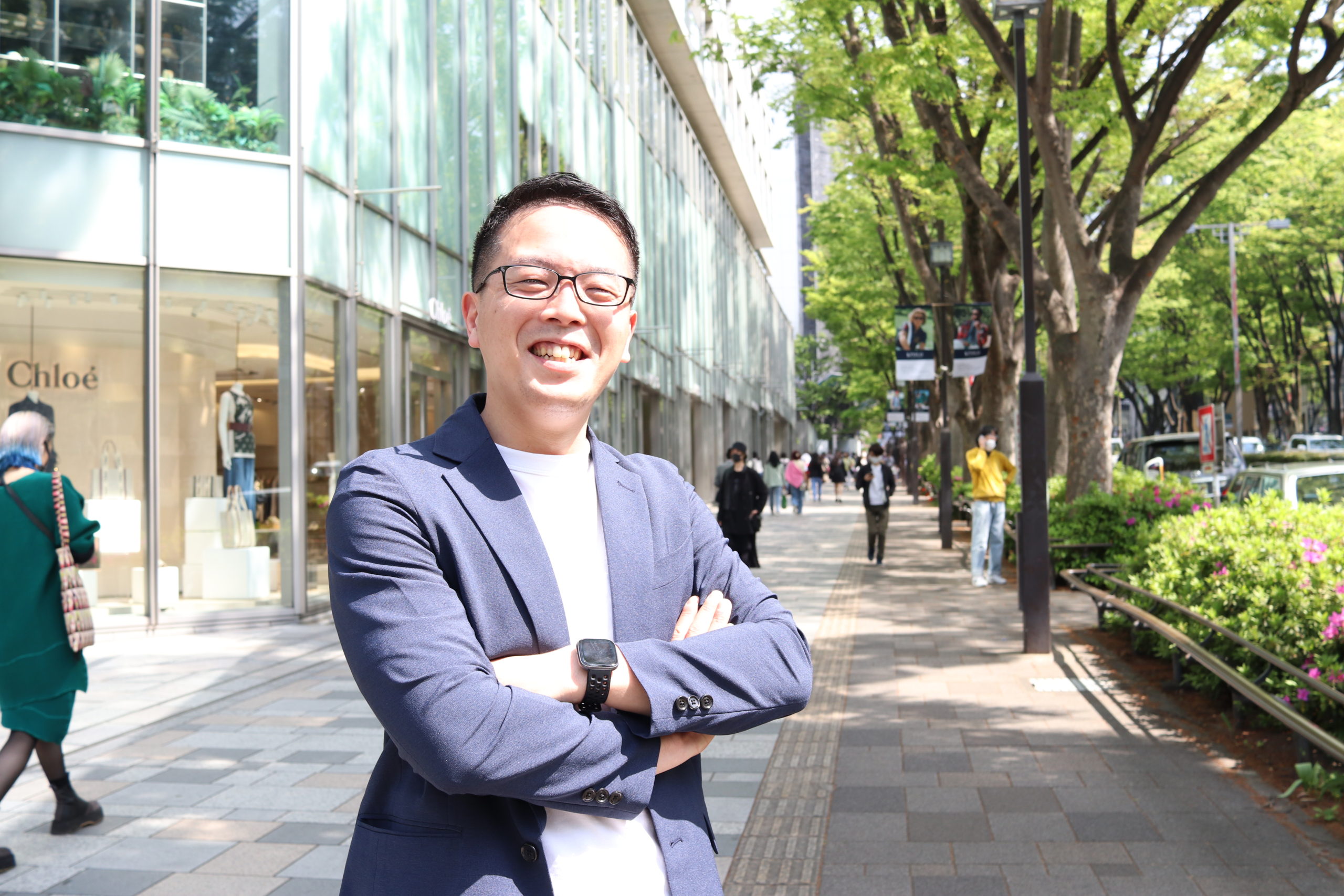 腕を組む笑顔の松原さん