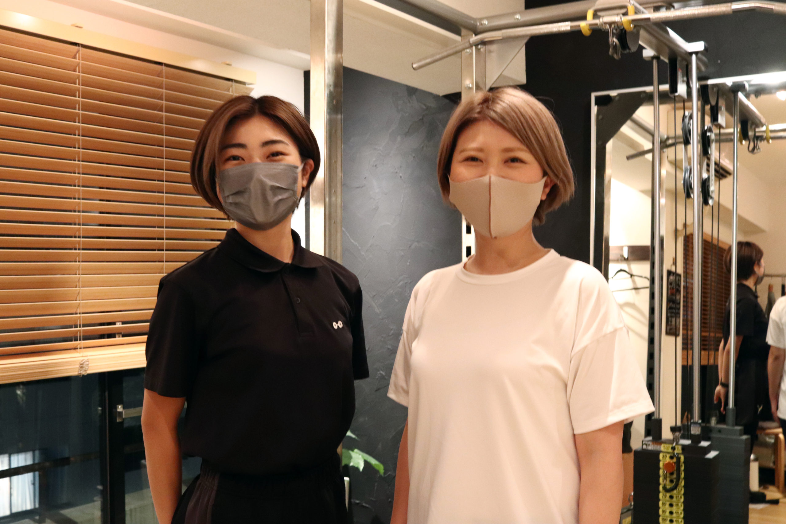 笑顔を向けるお客様とトレーナー