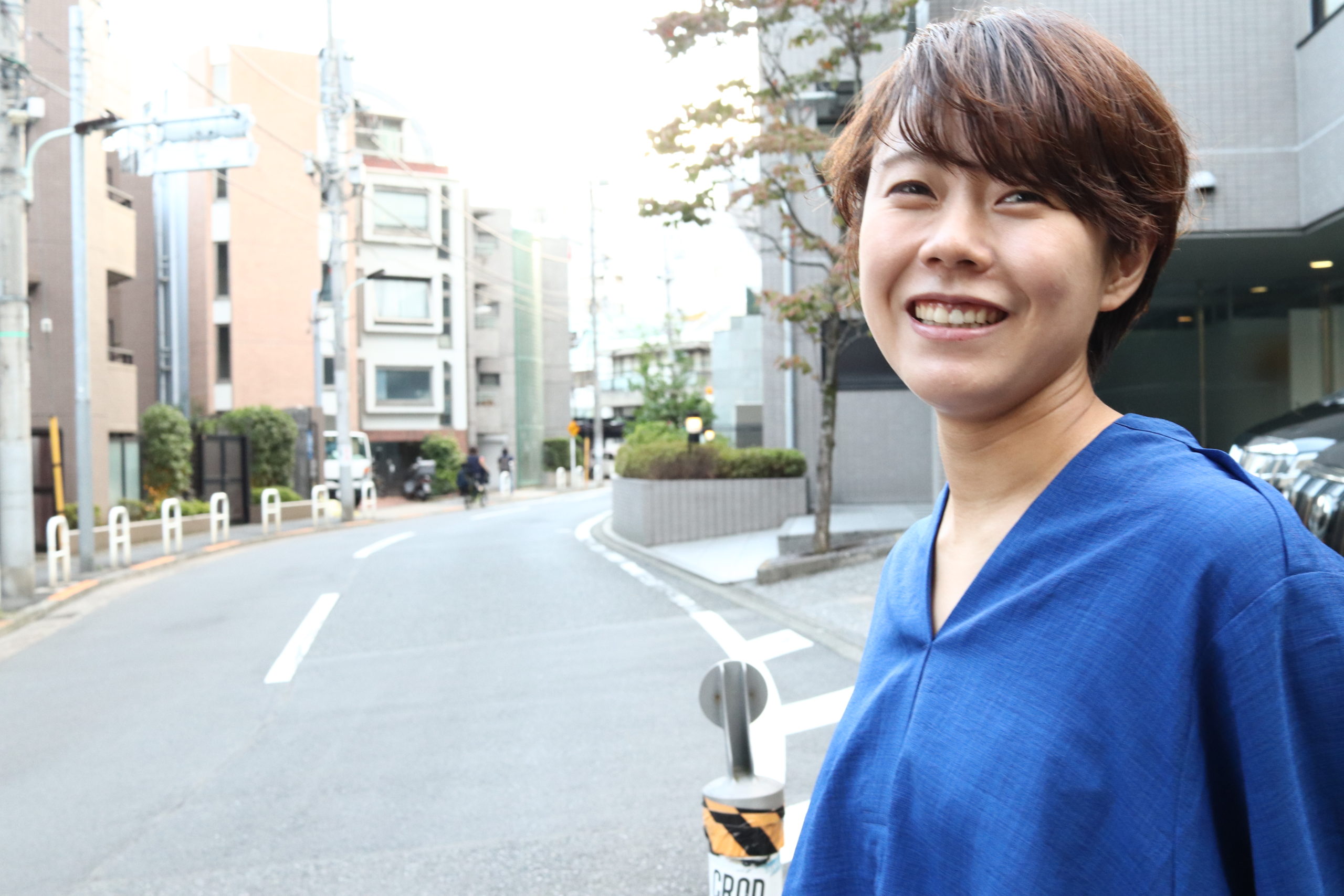 青い服を着た笑顔の山田トレーナー