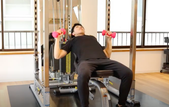 インクラインダンベルベンチプレス