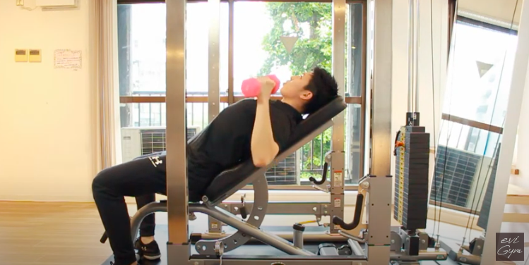 インクラインダンベルベンチプレス