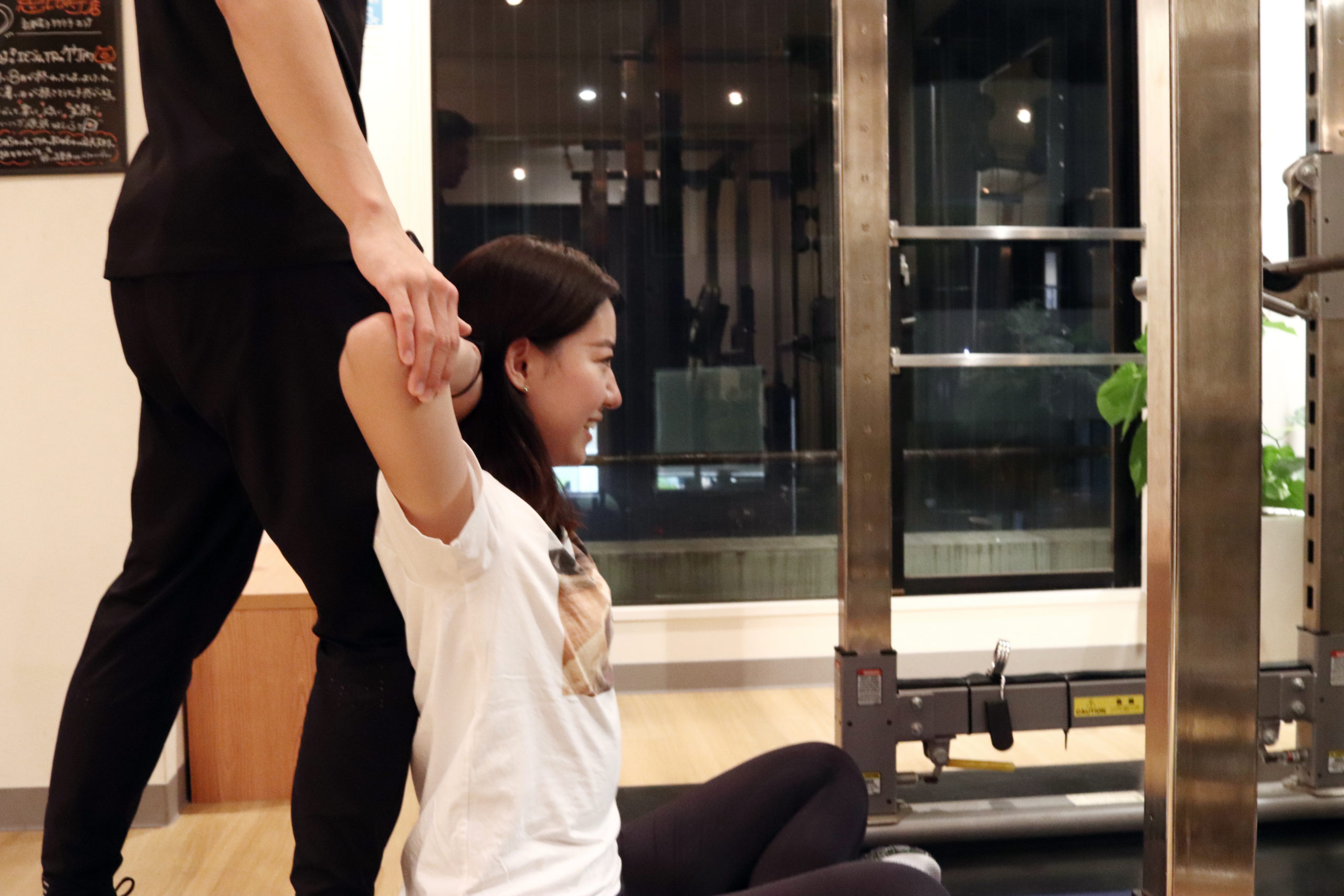 座って上半身のストレッチをしている様子