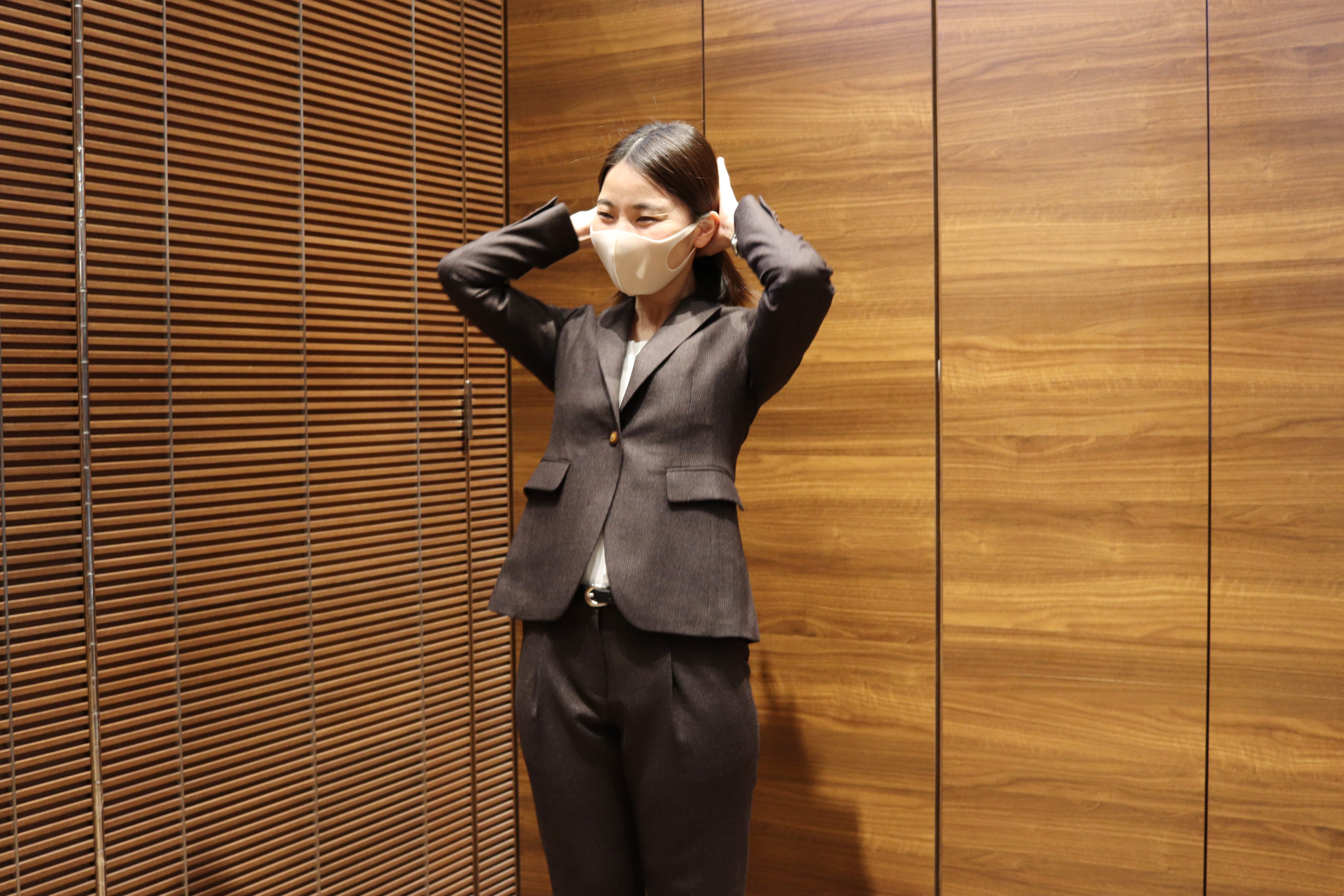 スーツ姿の長谷川トレーナー