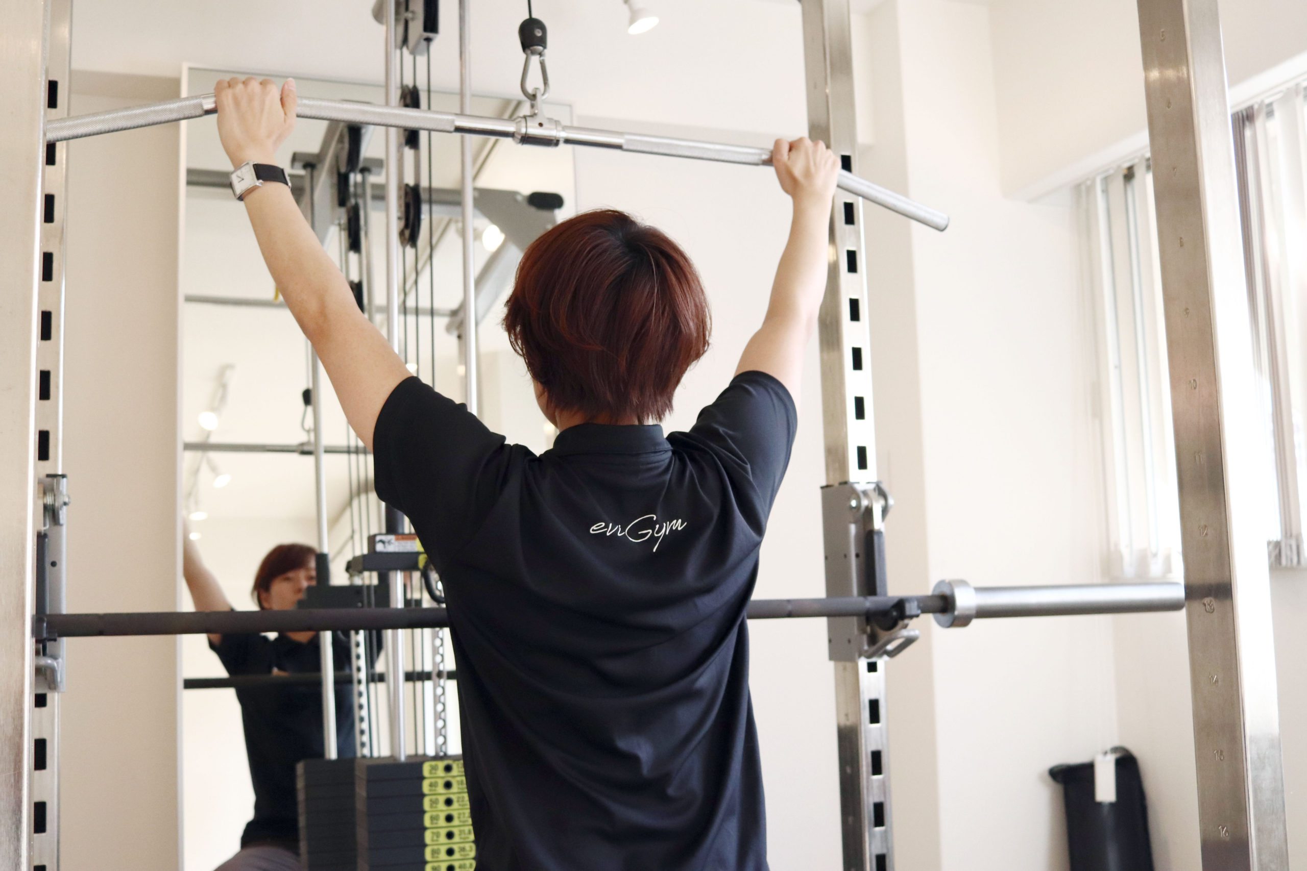 パワーラックでトレーニングする山田トレーナー