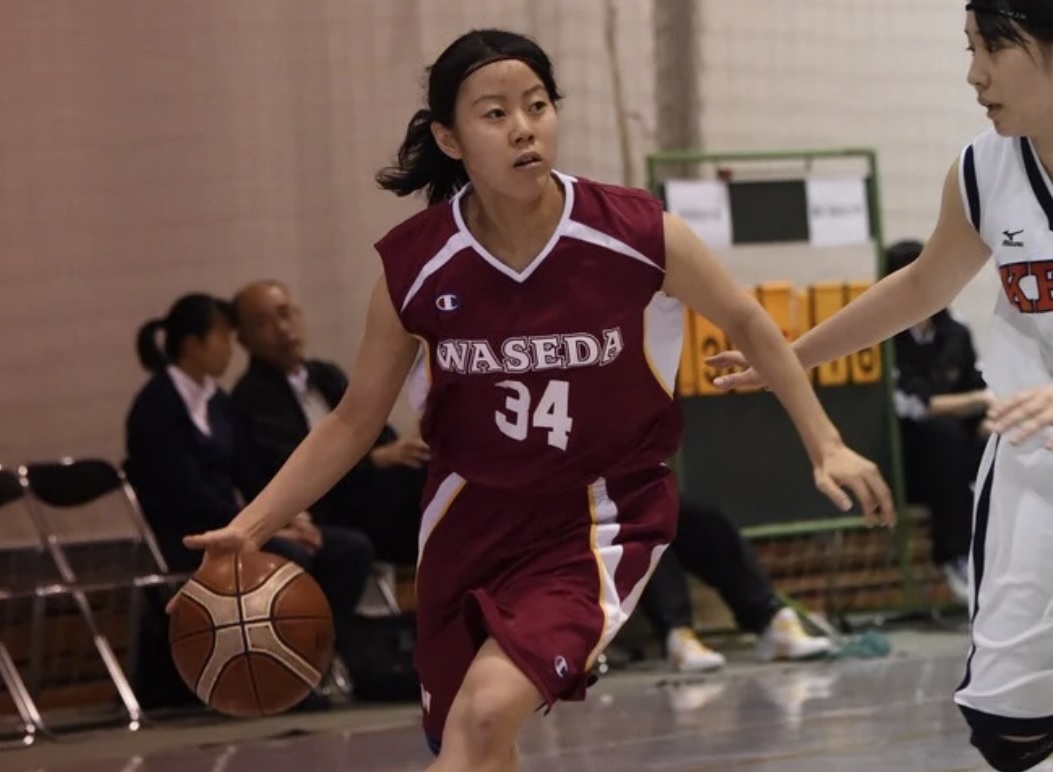 大学時代、バスケットボール試合中の山田さん