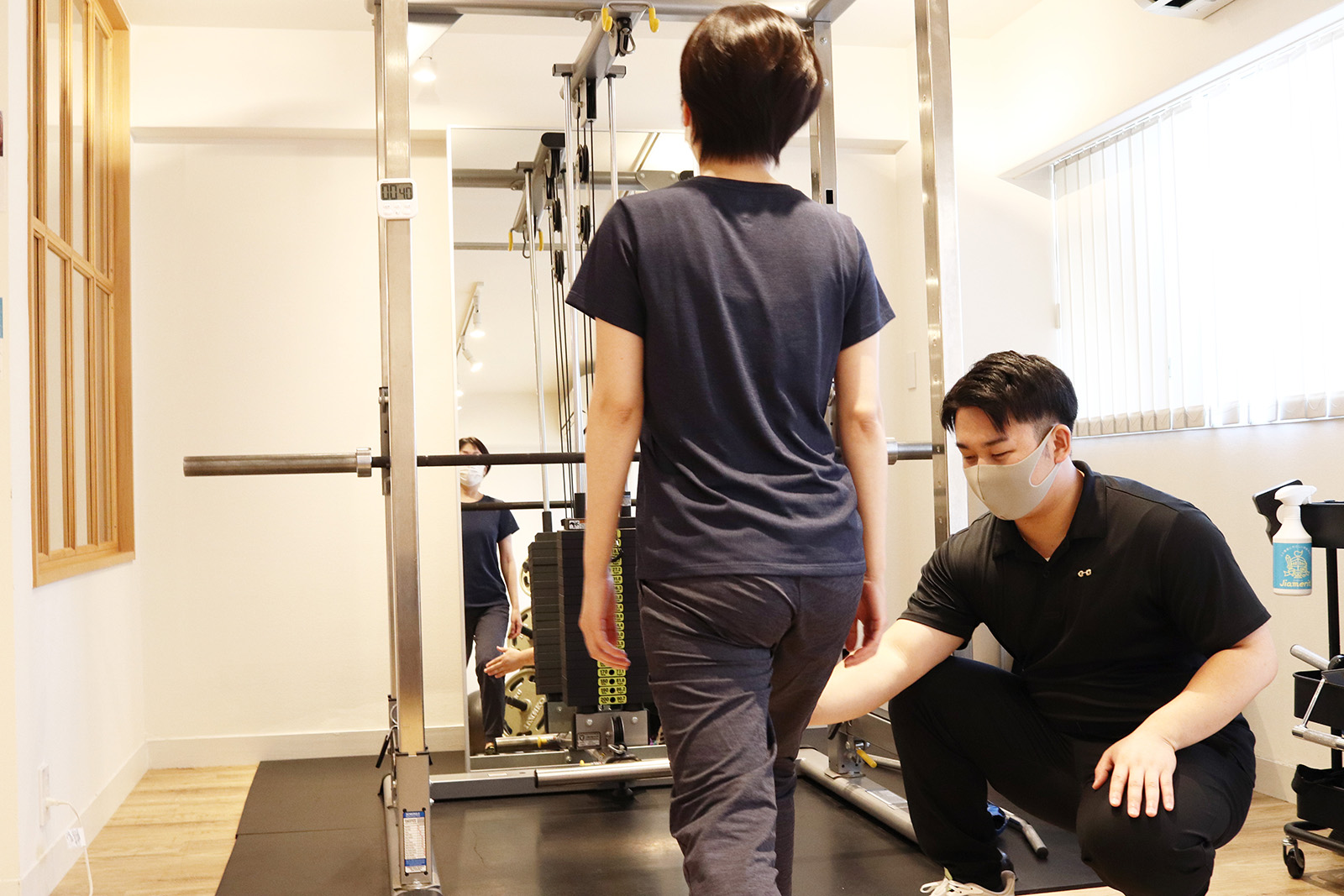 片足を前に出して立つお客様とトレーナー