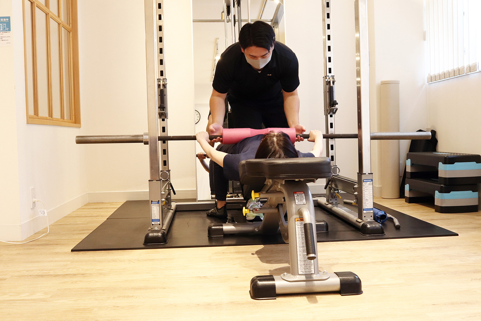 パワーラックでトレーニングする様子