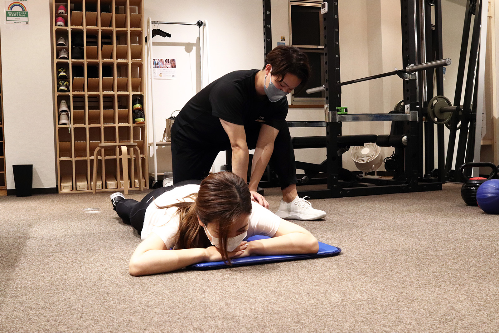 マットにうつ伏せになってストレッチする様子