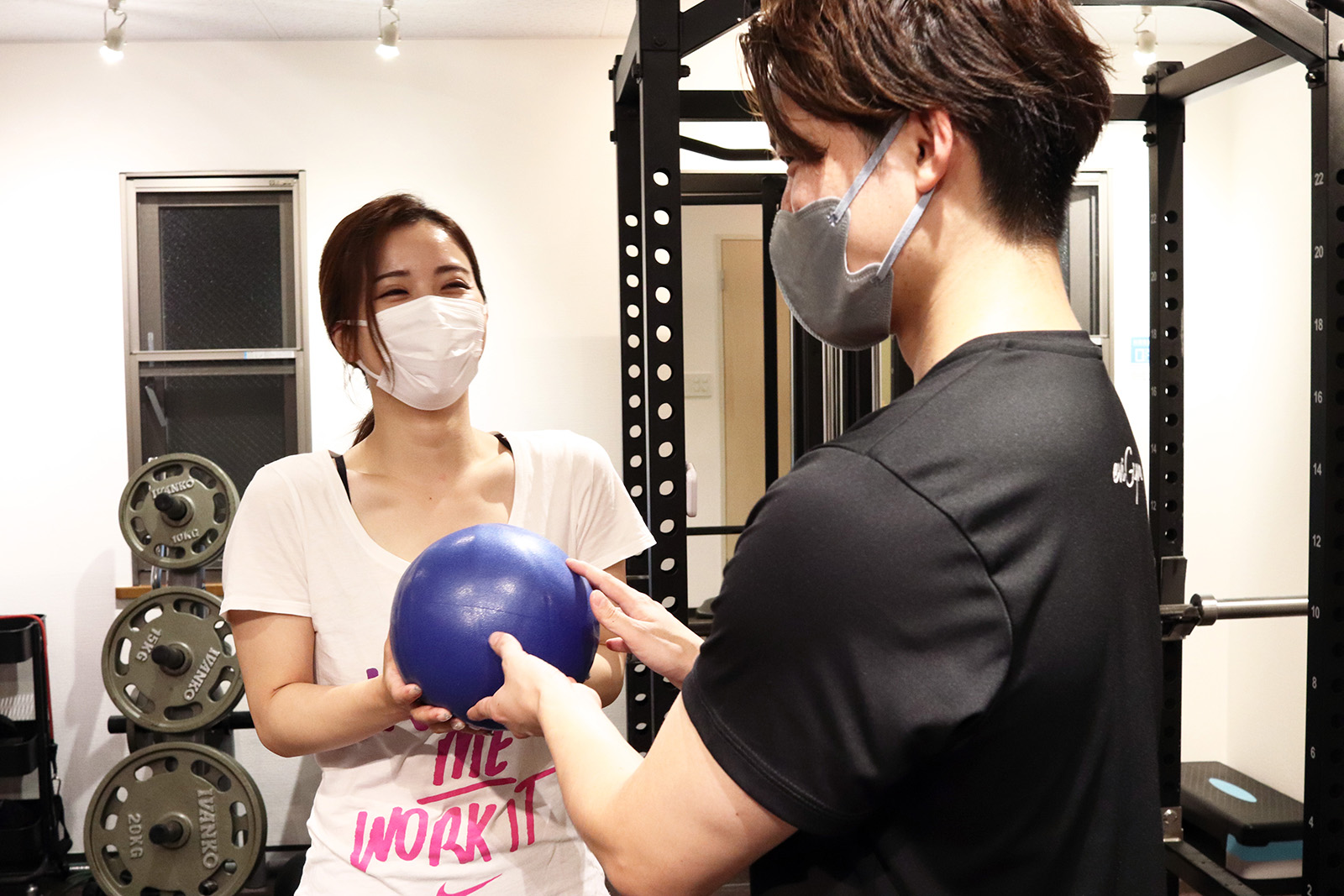 トレーナーからボールを渡されるお客様