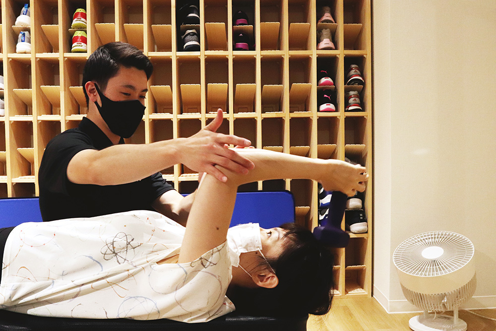 仰向けになってトレーニングする様子