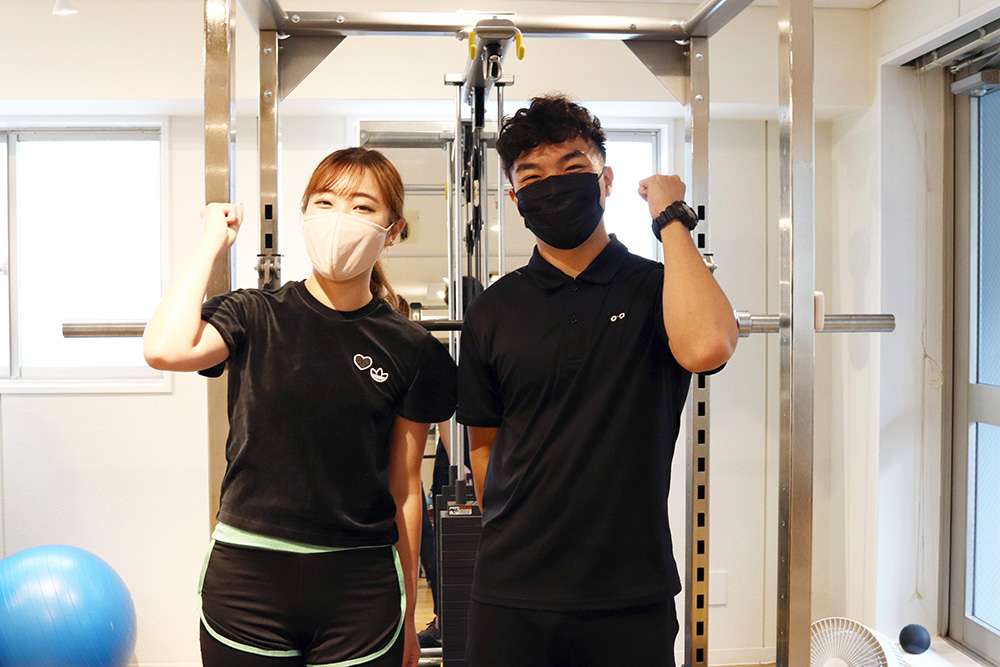 ガッツポーズをとるお客様とトレーナー