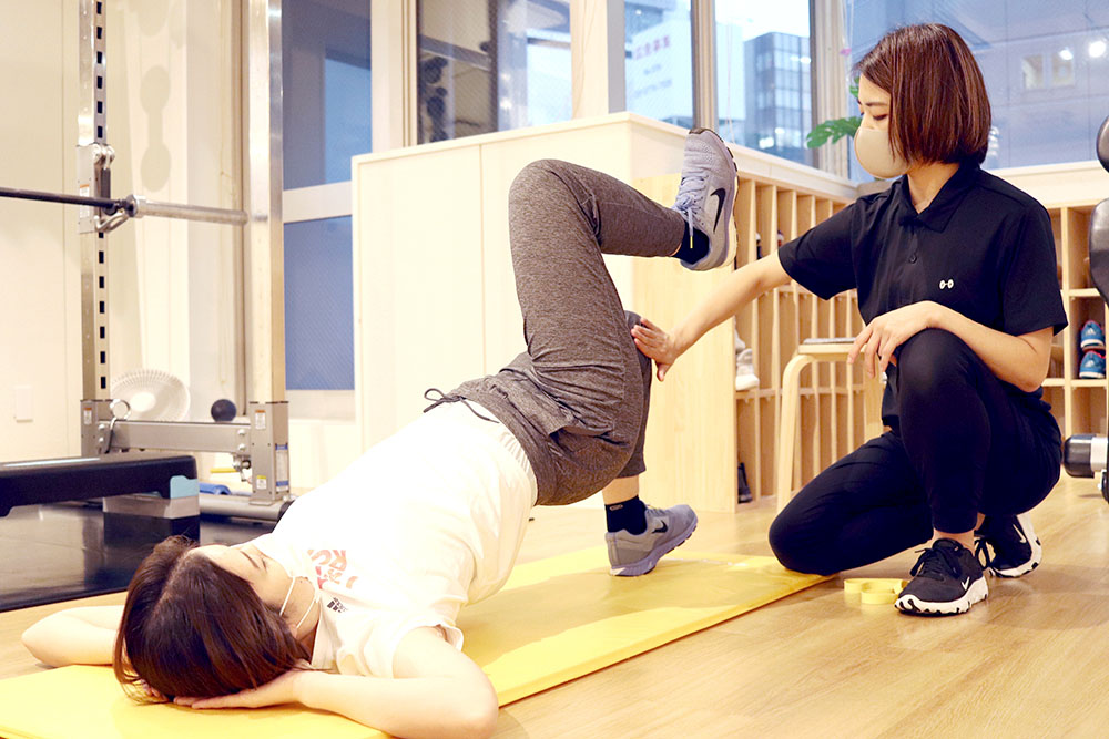 マットの上でトレーニングをしている様子