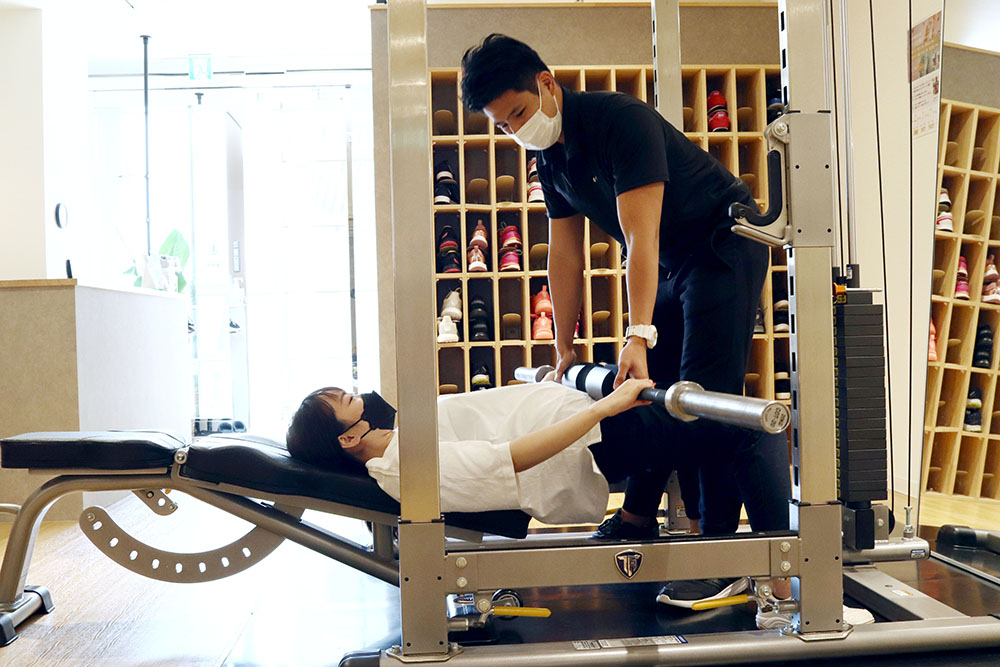 パワーラックでトレーニングをしている様子