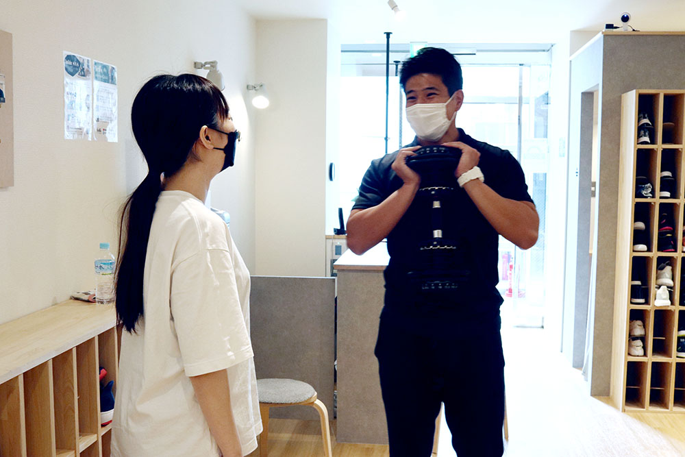 笑顔で話しているお客様とトレーナー