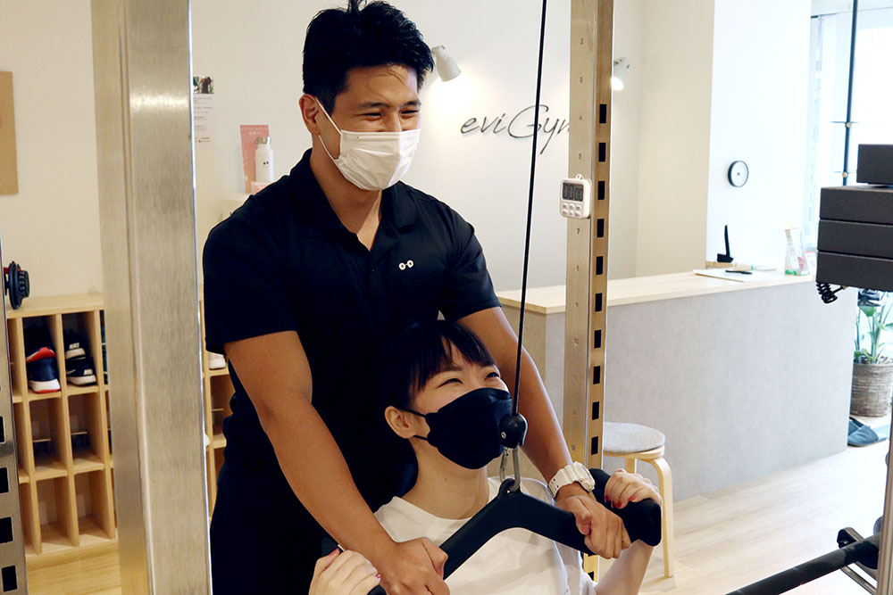 笑顔でトレーニングをするお客様とトレーナー