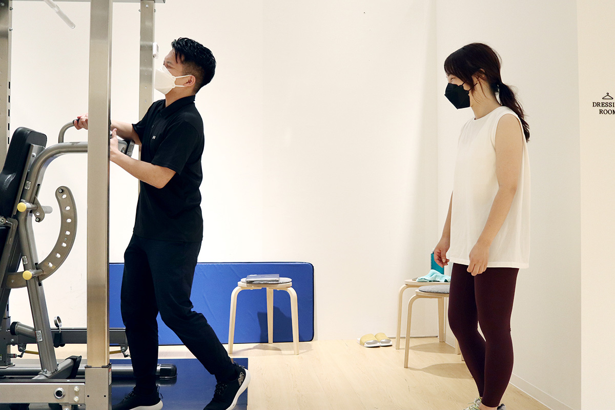 パワーラックの前にいるトレーナーとお客様