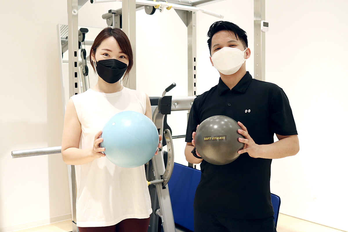 ボールを持ったお客様とトレーナー