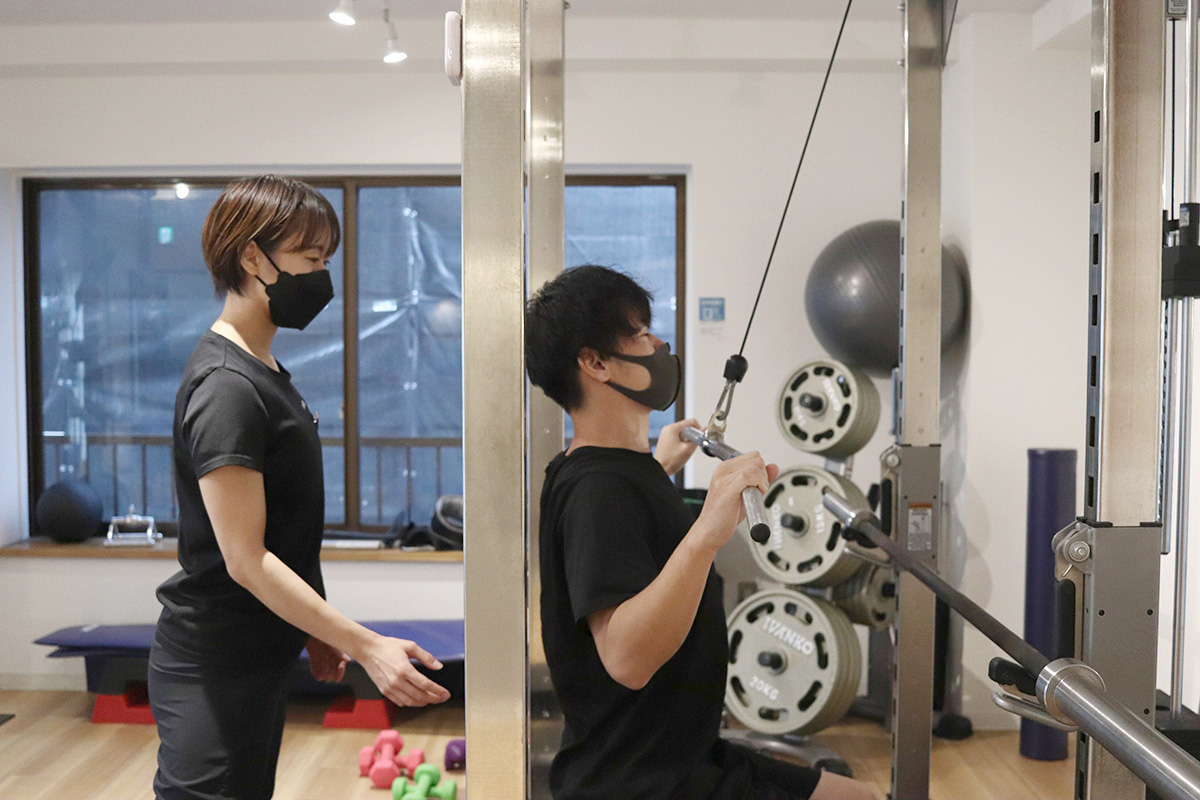 上半身のトレーニングをしている様子